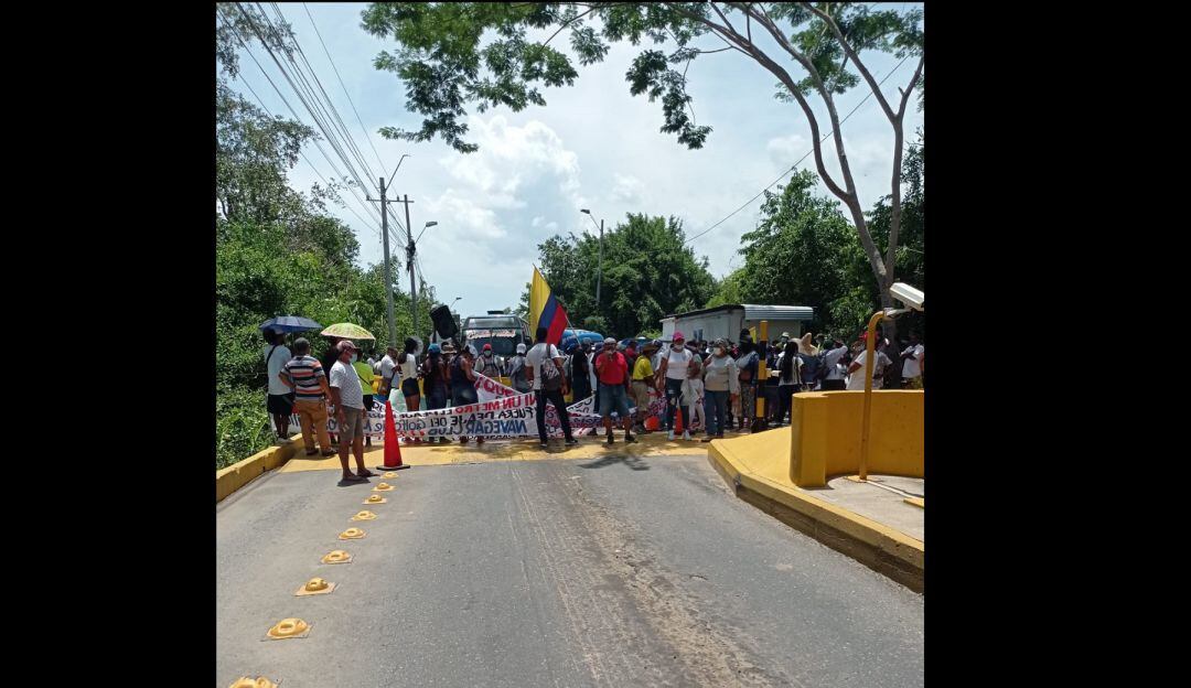 Bloquean la vía al mar en Sucre en protesta por un peaje