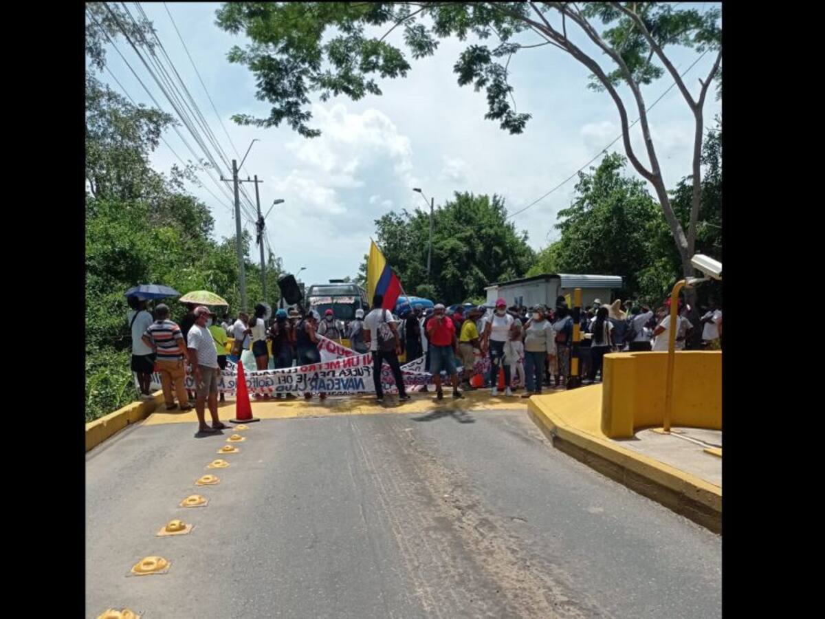 Bloquean la vía al mar en Sucre en protesta por un peaje
