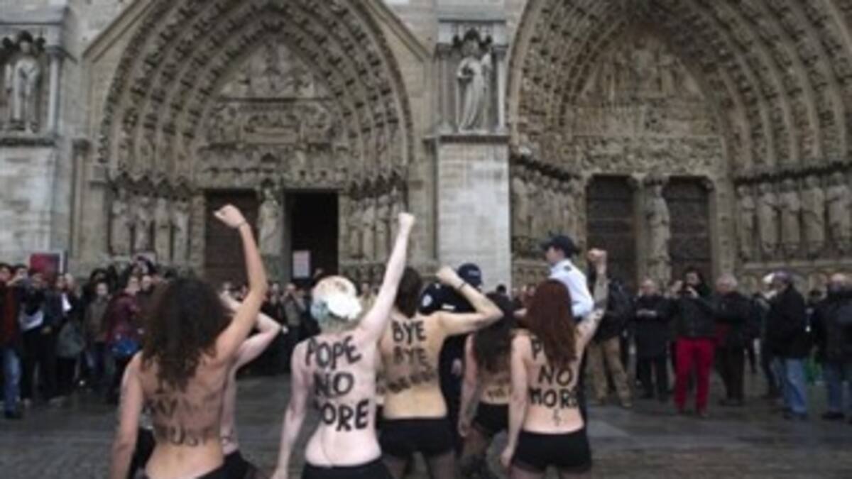 Feministas celebran desnudas en Francia la renuncia del papa