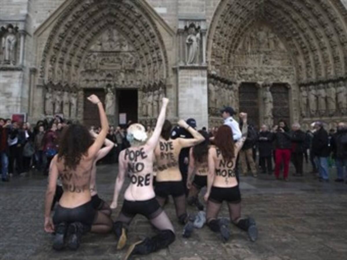 Feministas celebran desnudas en Francia la renuncia del papa