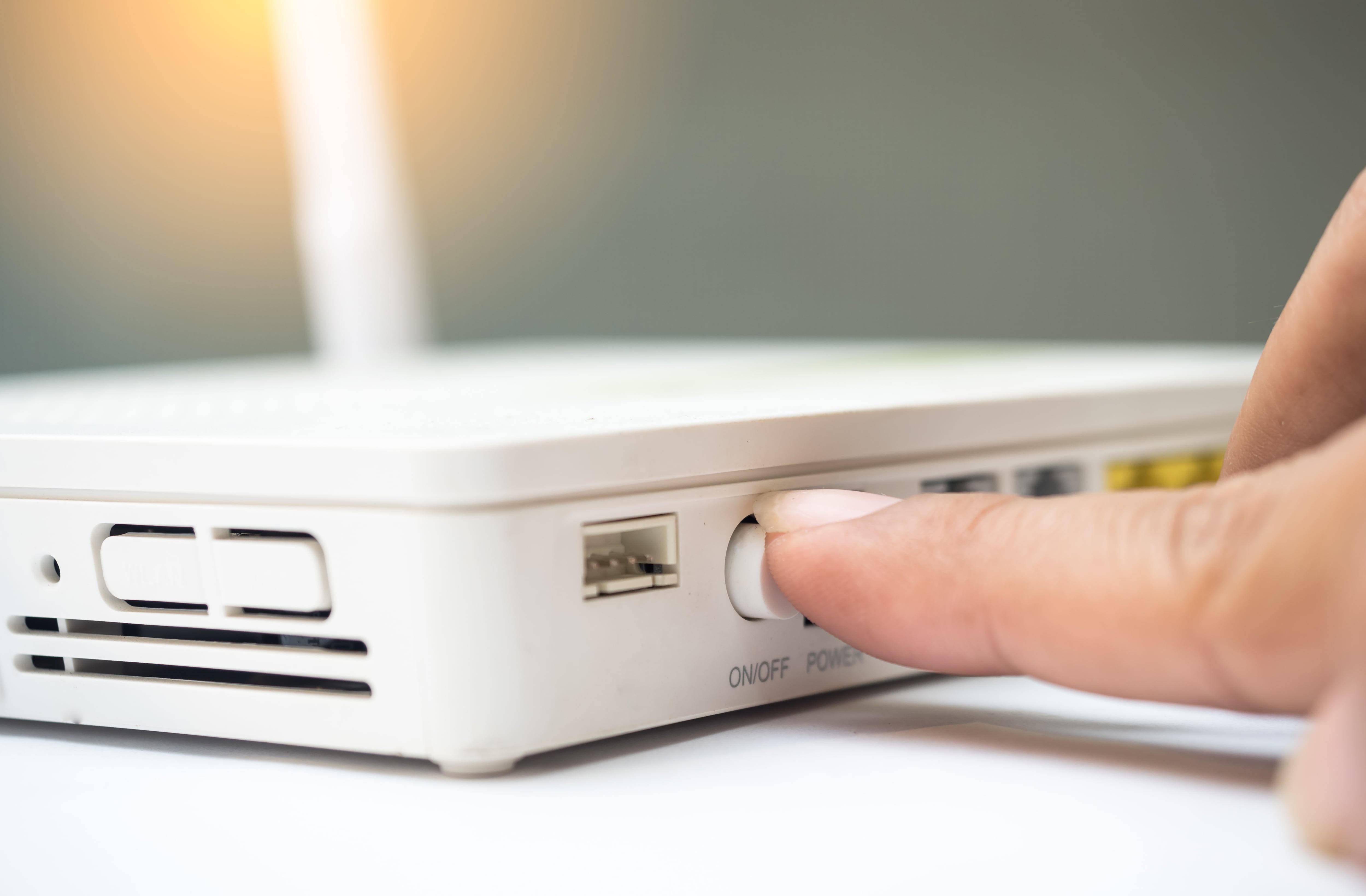 Hombre presionando el botón del WPS en Internet (Getty Images)
