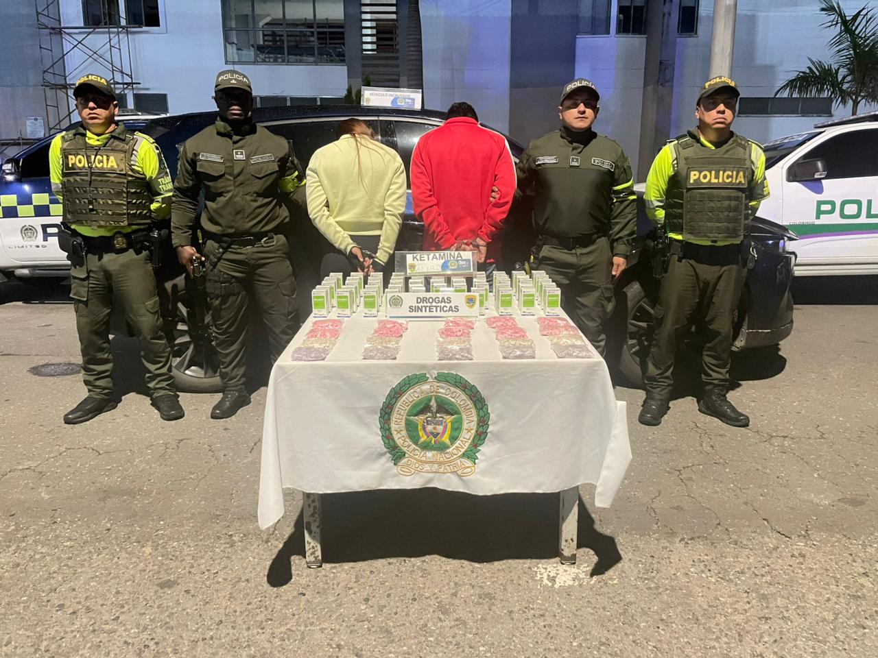 2.000 dosis de éxtasis y 5.500 ml de ketamina incautados en el peaje de Chinauta.(Foto: cortesía Policía Nacional)