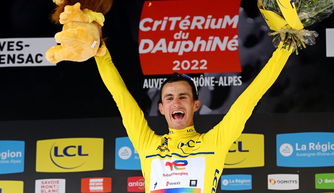 Alexis Vuillermoz celebra con la camiseta amarilla de líder de la carrera.