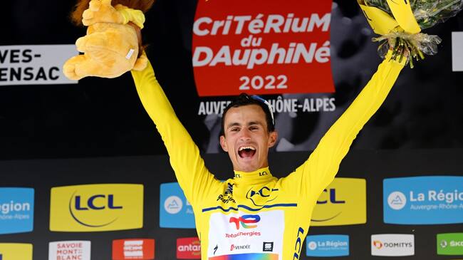 Alexis Vuillermoz celebra con la camiseta amarilla de líder de la carrera.