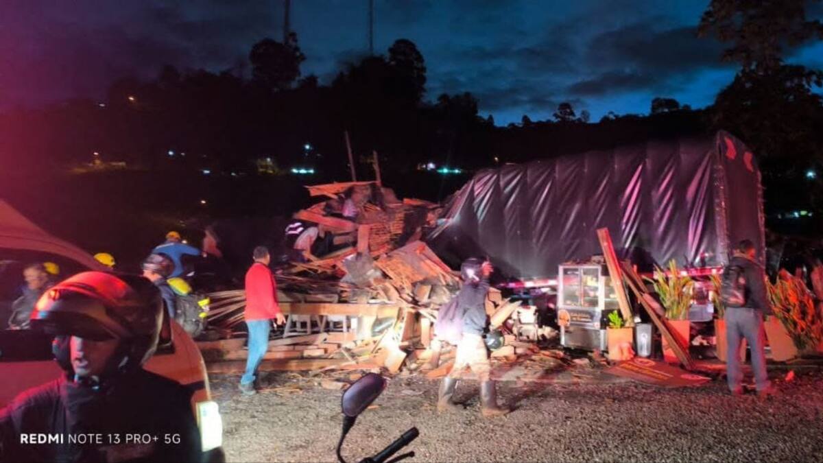 Un camión sin frenos chocó con otro carro y se metió a un restaurante. Dos personas murieron