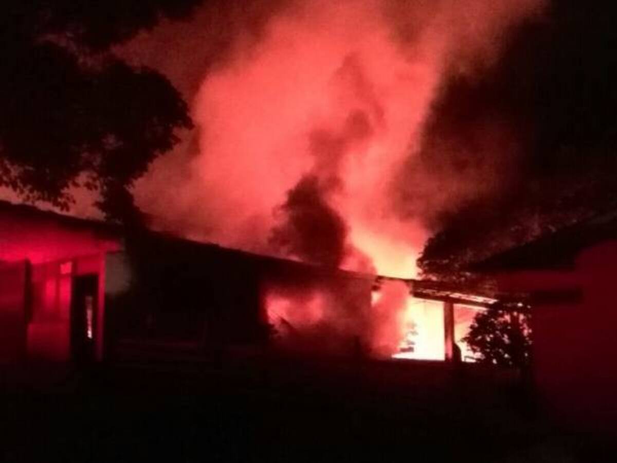 Rescatan tres niños atrapados en incendio de una vivienda en Ciénega, Boyacá