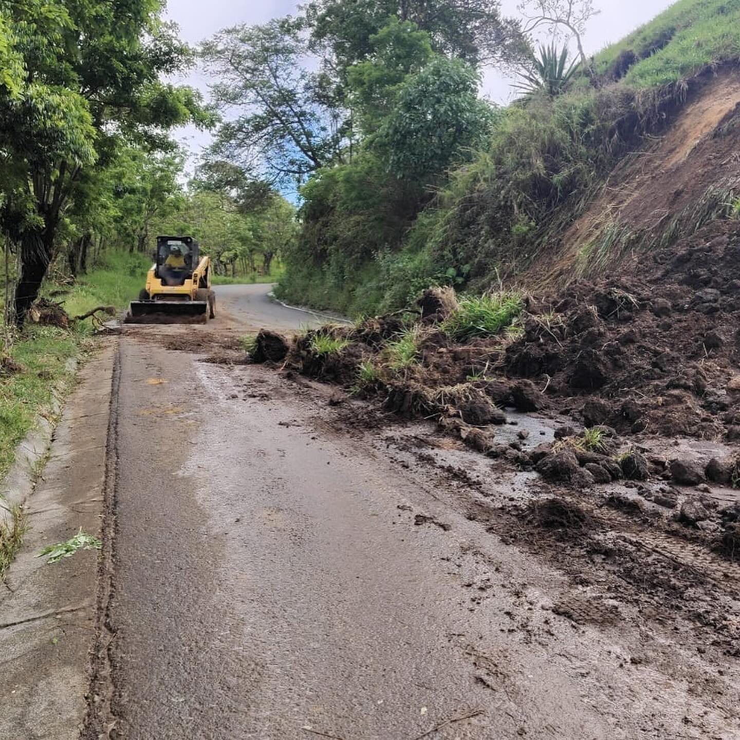 Maquinaria amarilla removiendo un deslizamiento en una carretera departamental. Foto: Facebook Promueve +.