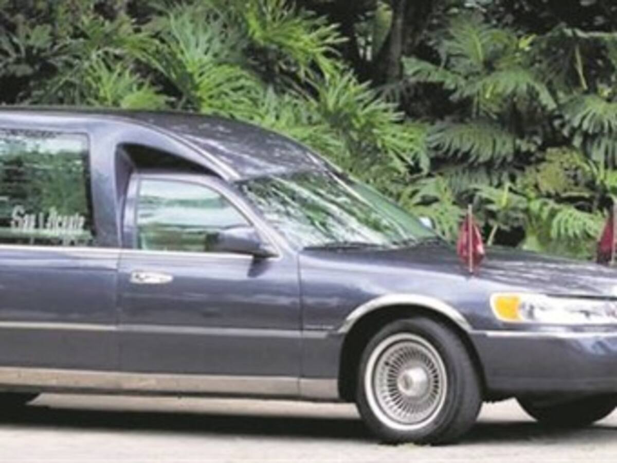 En carroza fúnebre de Medellín trasladaron a Chávez hasta el Cuartel de la Montaña