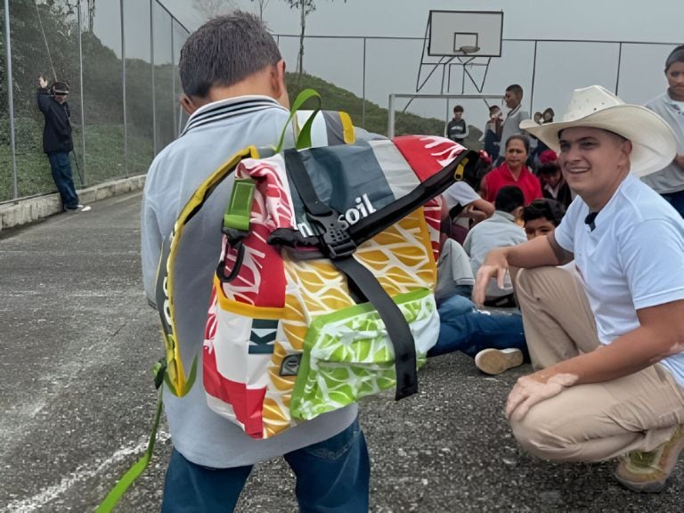 Niños de zonas rurales de Antioquia recibieron maletines escolares elaborados con material reciclado