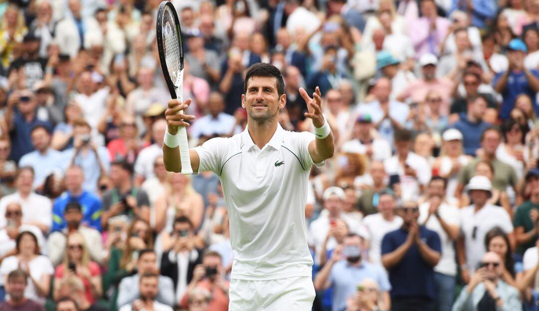 Novak Djokovic festeja su victoria este lunes en Wimbledon.