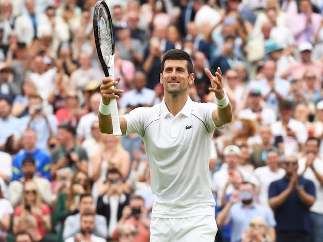 Novak Djokovic festeja su victoria este lunes en Wimbledon.