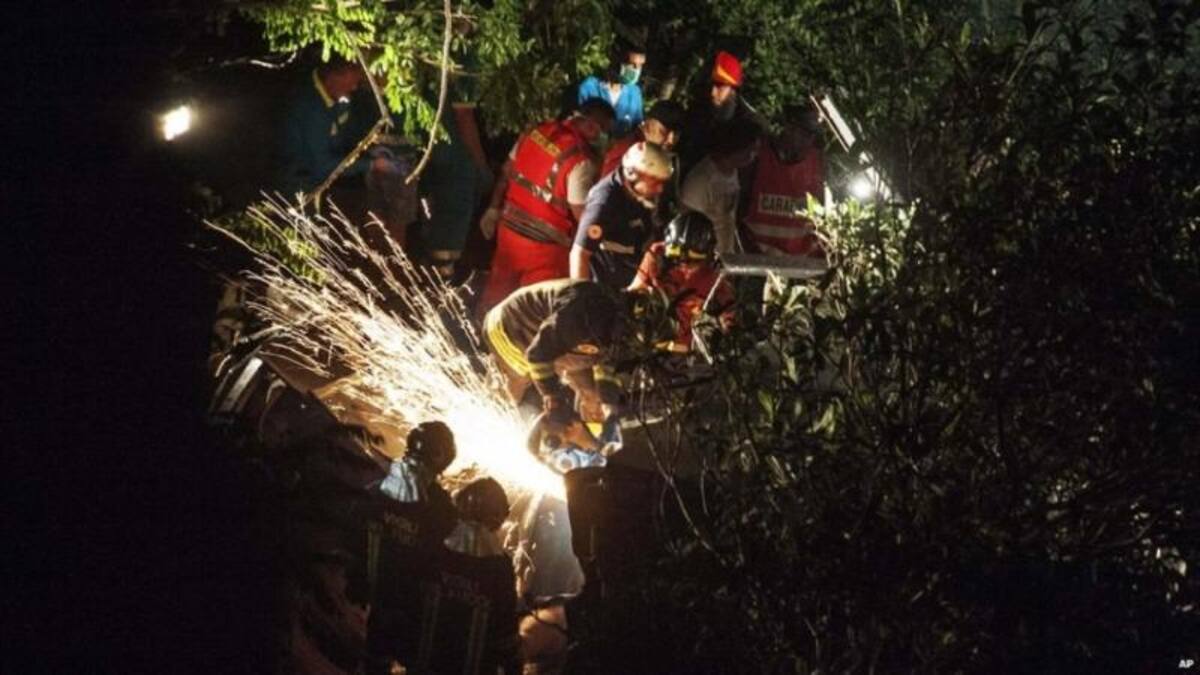 Poco después, los equipos de rescate comenzaron a extraer cuerpos de entre los hierros retorcidos del vehículo