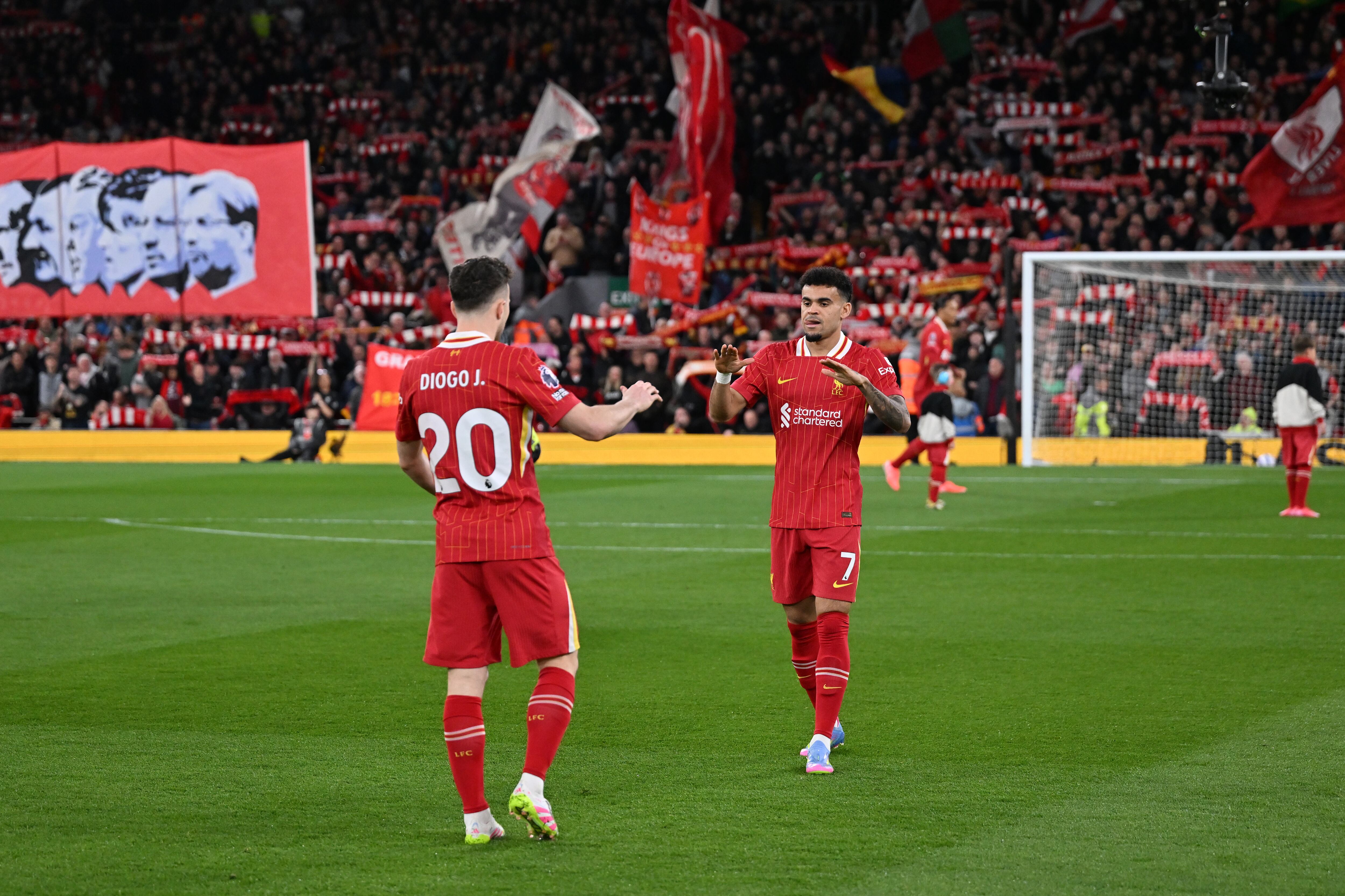 Luis Díaz celebra junto a Diogo Jota en Liverpool. (Photo by Liverpool FC/Liverpool FC via Getty Images)