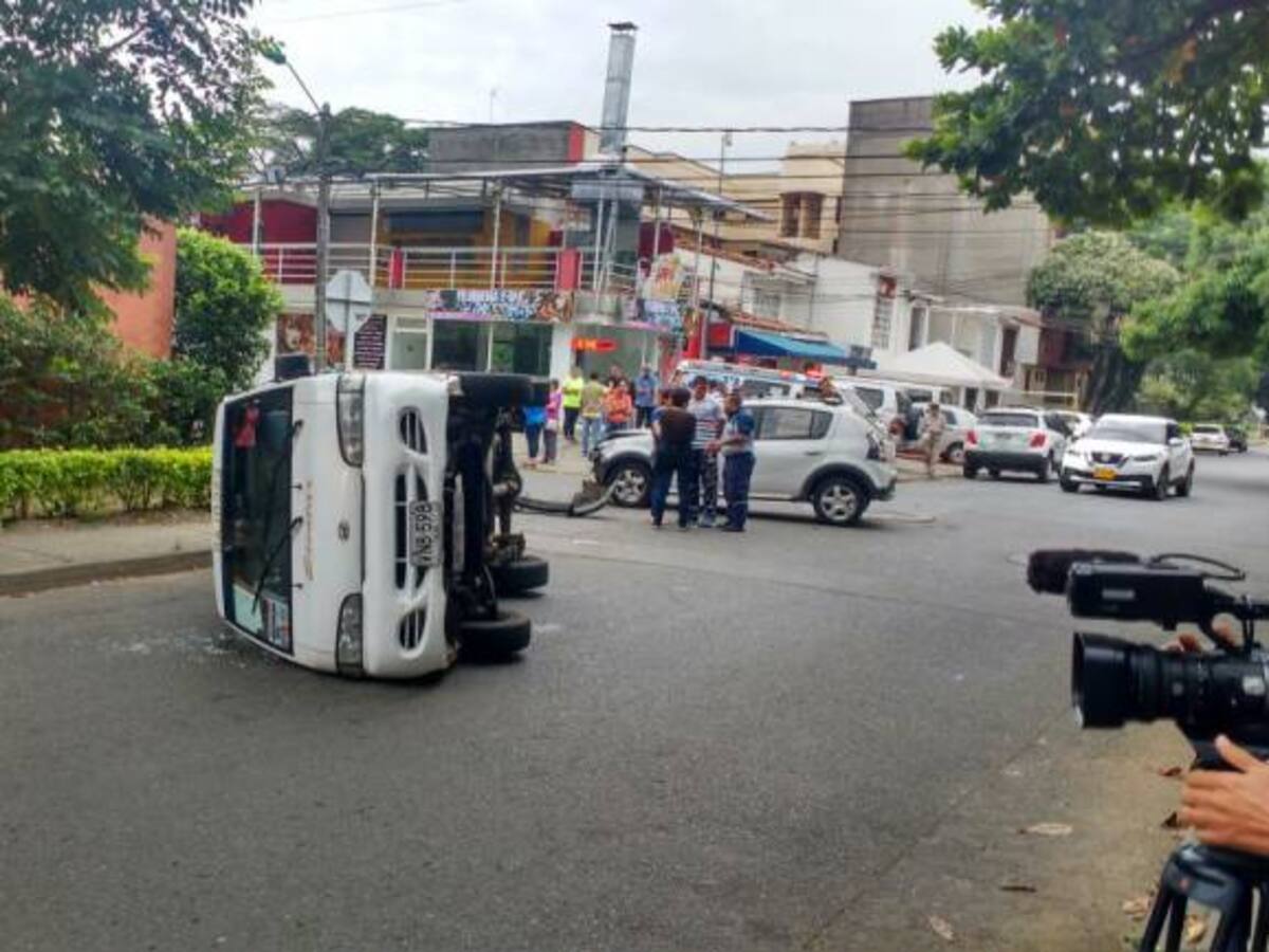 Aparatoso volcamiento de buseta en el sur de Cali
