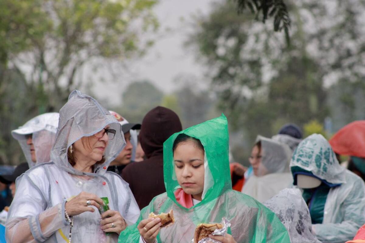 Feligreses a la espera de la misa del Santo Padre