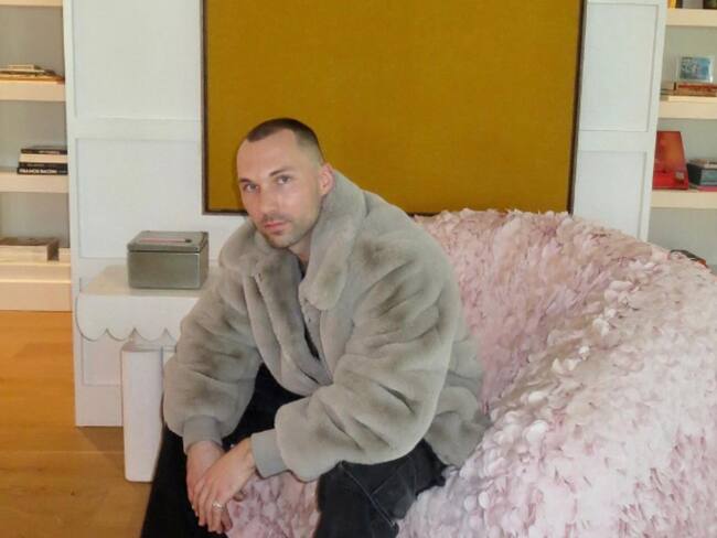 “Con el color rosa empiezo todas mis obras”: Andrés Reisinger, artista digital