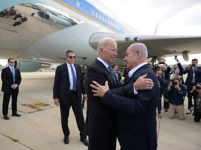 Tel Aviv (Israel), 18/10/2023.- A handout photo made available by Israel's Government Press Office (GPO) shows Israeli Prime Minister Benjamin Netanyahu (R) welcoming US President Joe Biden to Israel, at Ben-Gurion International Airport 18 October 2023. Biden has arrived in Israel to express his solidarity and discuss war plans with its leaders. EFE/EPA/GPO/Avi Ohion HANDOUT HANDOUT EDITORIAL USE ONLY/NO SALES HANDOUT EDITORIAL USE ONLY/NO SALES HANDOUT EDITORIAL USE ONLY/NO SALES