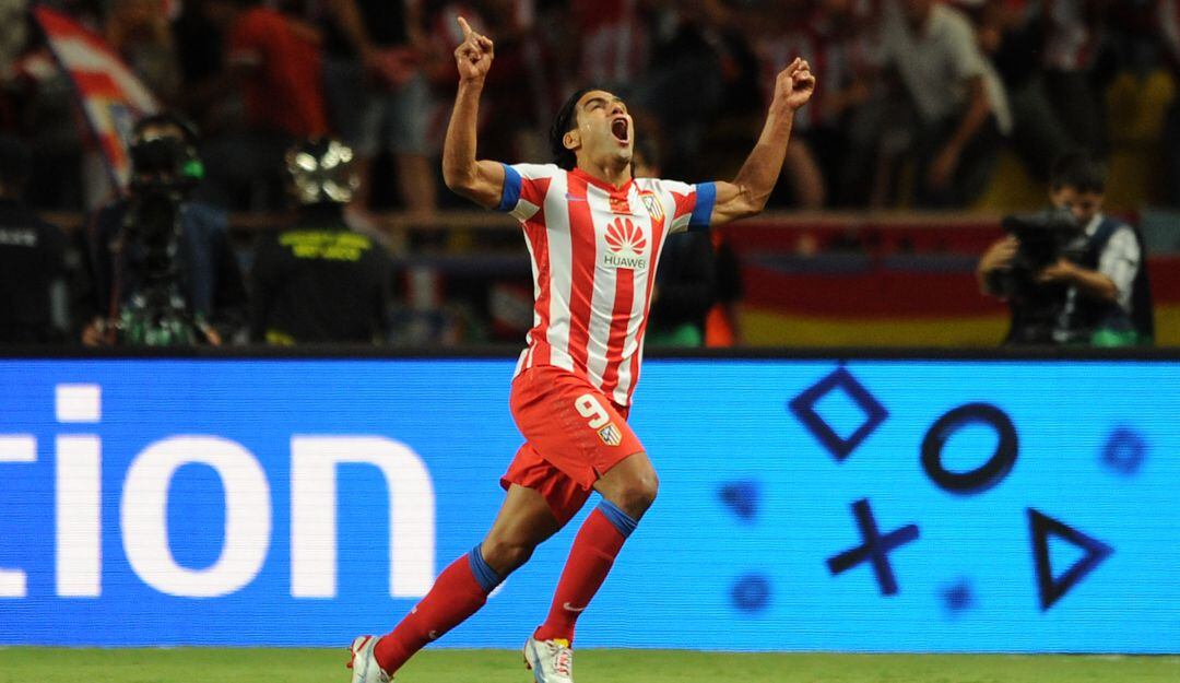 Falcao celebra uno de los goles que le marcó al Chelsea durante la Supercopa de Europa.