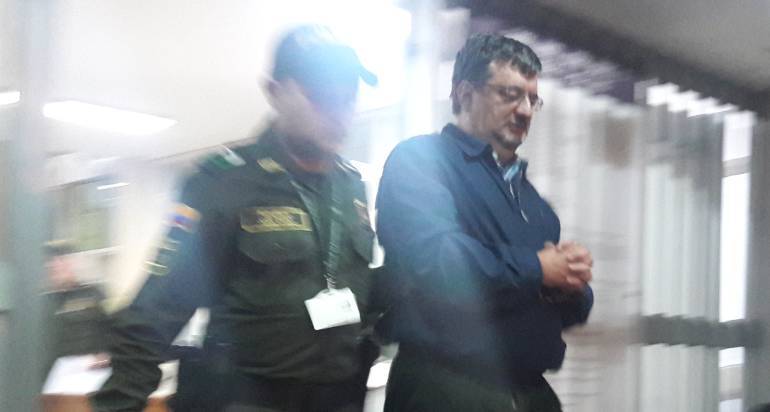 Jaime Gutiérrez Ángel cuando era trasladado del edificio de la Judicatura en Manizales hacia la Cárcel la Blanca. 