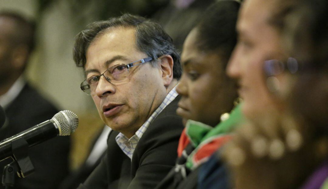 Gustavo Petro y a su lado Francia Marquez