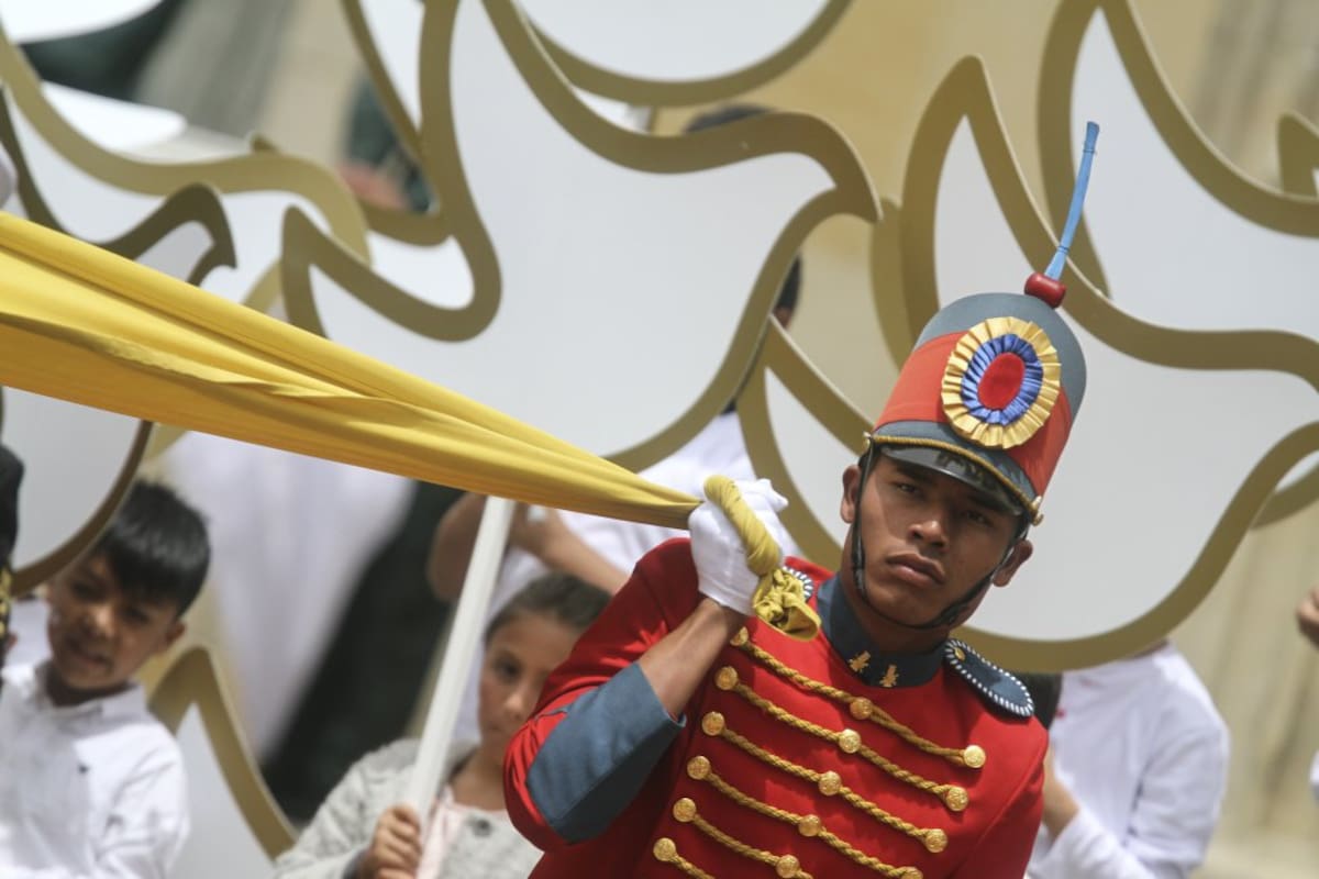 Soldados de la guardia presidencial con la bandera de nuestro país. 