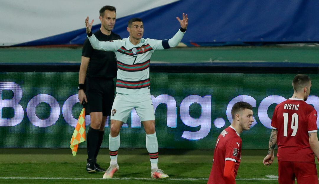 Cristiano Ronaldo protestando la no convalidación del gol, atrás de él se encuentra el juez de línea Mario Diks