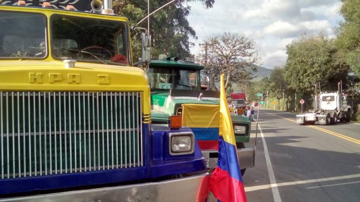 Policía brinda acompañamiento en la vía La Línea para evitar bloqueos por paro camionero