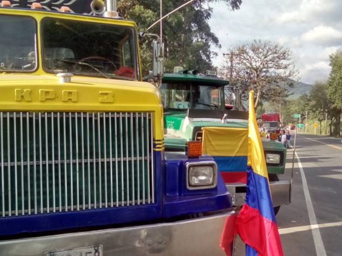 Policía brinda acompañamiento en la vía La Línea para evitar bloqueos por paro camionero