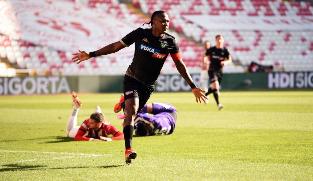 Hugo Rodallega celebra su séptima anotación en la presente Liga de Turquía.