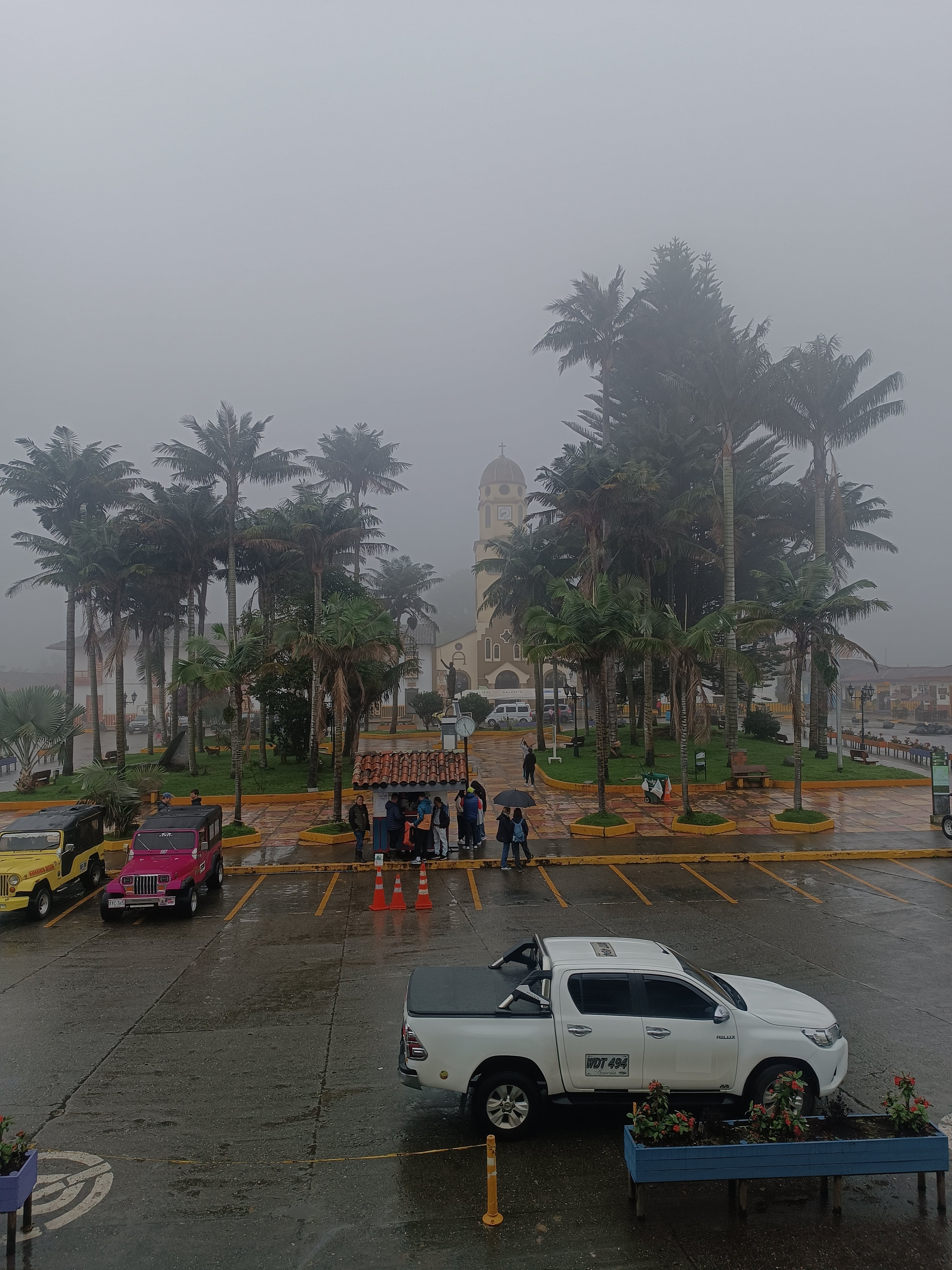 Día de cielo nublado y frío en el Quindío, parque principal del municipio de Salento. Foto: Ángeles Gonzáles