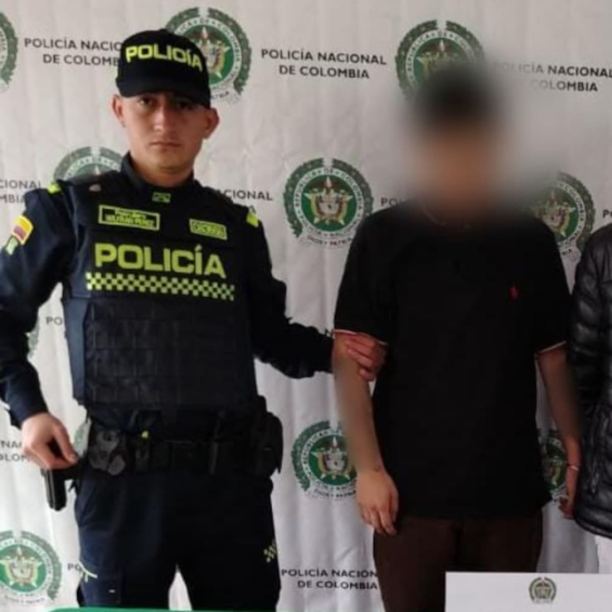 Capturan a dos hombres tras el hurto de un vehículo de plataforma en Bogotá