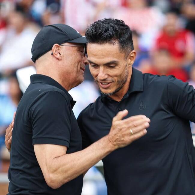 Alfredo Arias, entrenador de Junior y Luca González, técnico del Tolima en la Liga Colombiana 2025-II / @cdtolima