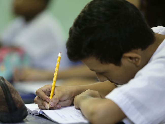 AME1975. CIUDAD DE PANAMÁ (PANAMÁ), 04/12/2023.- Fotografía que muestra un estudiante mientras asiste a clase hoy en la escuela bilingüe Severino hernandez, en Ciudad de Panamá (Panamá). Miles de estudiantes panameños de la educación pública regresaron este lunes a las aulas, después de que los gremios de docentes alcanzaran un acuerdo con el Ministerio de Educación para poner fin a más de un mes de huelga, que afectó a unos 800.000 alumnos, para presionar contra el contrato ley entre el Estado y Minera Panamá, filial de la canadiense First Quantum Minerals (FQM). EFE/Carlos Lemos
