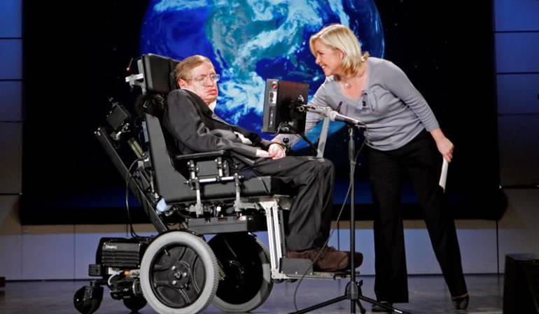 El científico británico Stephen Hawking (izda), y su hija, Lucy Hawking (dcha), en una conferencia en la Universidad de George Washington, en Washington, Estados Unidos, 21 de abril de 2008