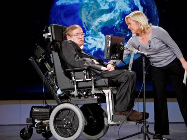 El científico británico Stephen Hawking (izda), y su hija, Lucy Hawking (dcha), en una conferencia en la Universidad de George Washington, en Washington, Estados Unidos, 21 de abril de 2008