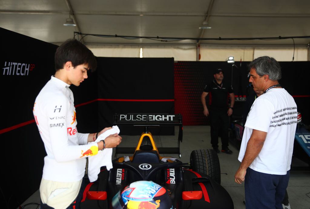 Sebastián Montoya y Juan Pablo Montoya en el garaje antes de la carrera sprint en Bahréin (Photo by Joe Portlock - Formula 1/Formula Motorsport Limited via Getty Images)