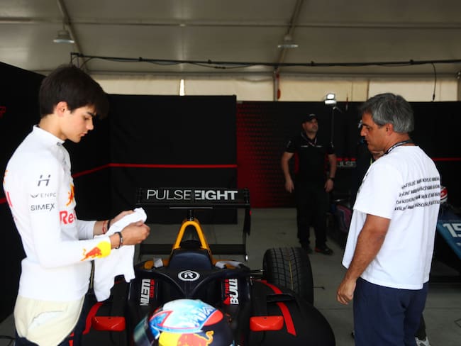 Sebastián Montoya y Juan Pablo Montoya en el garaje antes de la carrera sprint en Bahréin (Photo by Joe Portlock - Formula 1/Formula Motorsport Limited via Getty Images)
