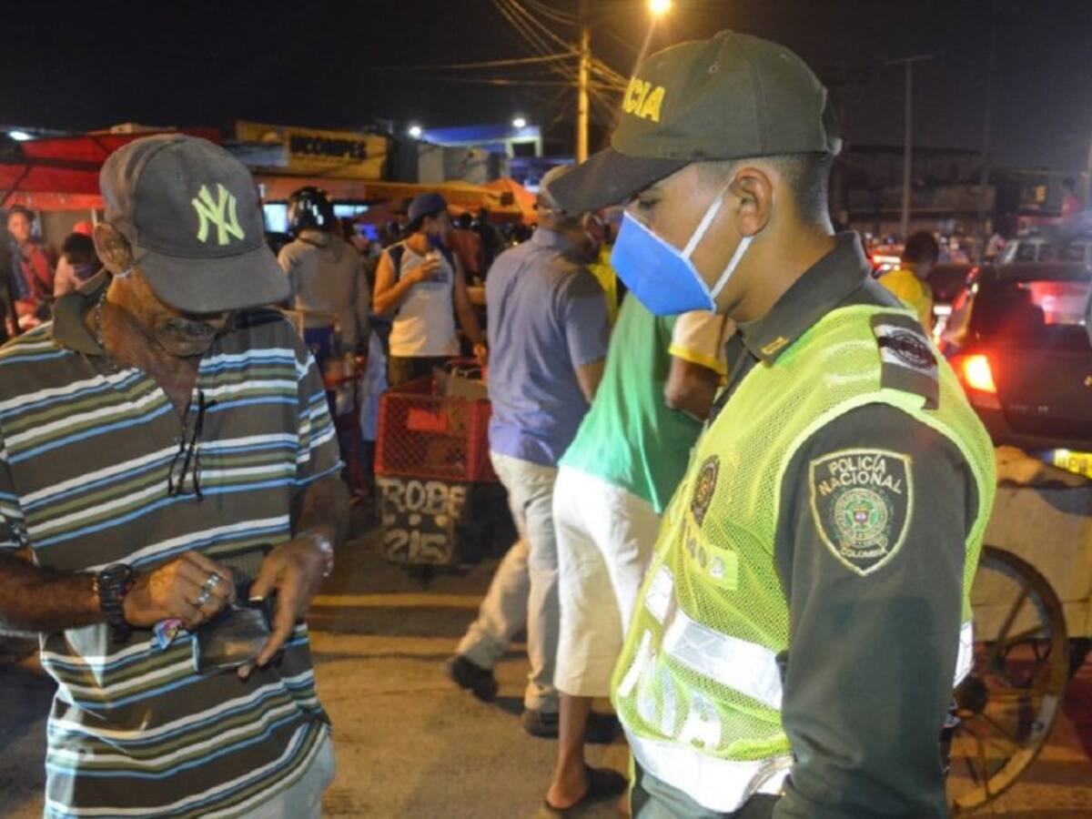 Policía de Cartagena impone comparendos por violar cuarentena en Bazurto
