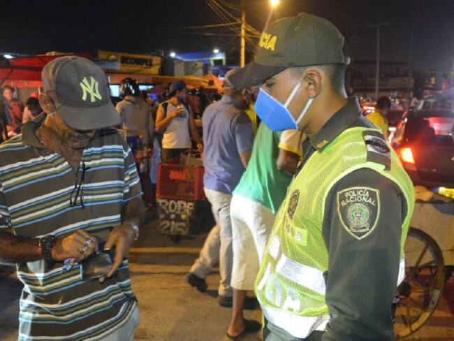 Policía de Cartagena impone comparendos por violar cuarentena en Bazurto
