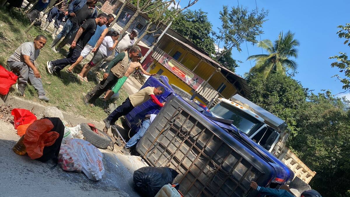 Al menos 10 lesionados por un choque entre dos vehículos en la autopista Medellín-Bogotá en Sonsón