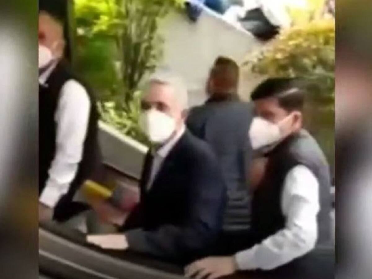 En la comuna 13 de Medellín abuchearon e insultaron al expresidente Uribe