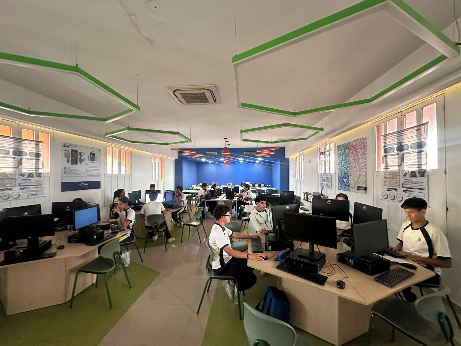 Ante el crecimiento de la participación juvenil, los apoyos actuales solo alcanzan a cubrir entre el 25% y el 50% de los tiquetes internacionales. | Foto: Cristian Goez