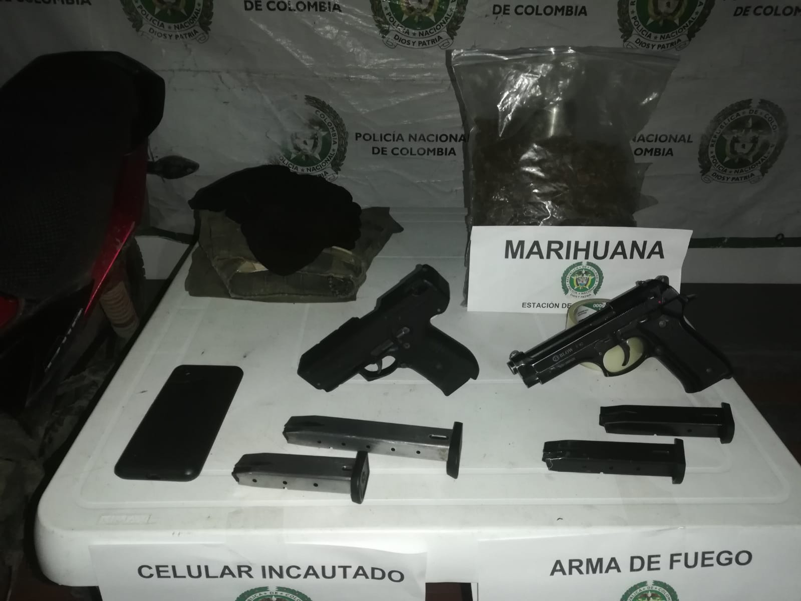 Pistola Mini Uzi marca Zoraki, calibre 9mm  y  pistola 9 mm marca Blow .