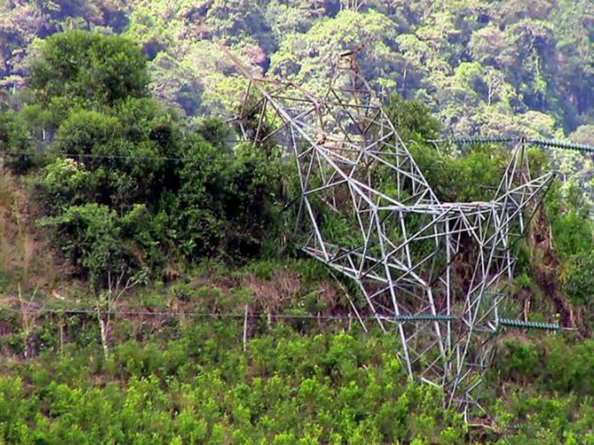Grupos ilegales dinamitaron tres torres eléctricas en Antioquia