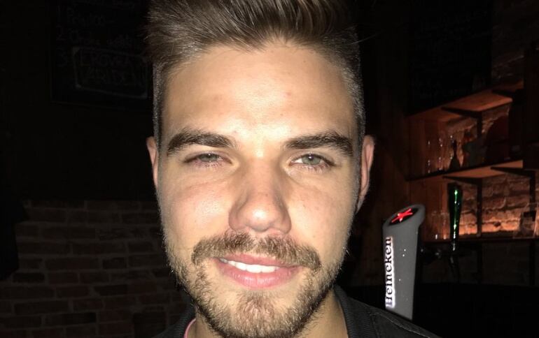 Por teñirse el cabello un joven se le desfiguró la cabeza