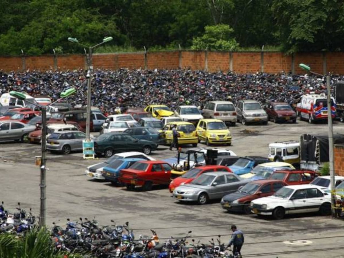 Más de 1.000 vehículos abandonados en los patios de Bogotá serán subastados