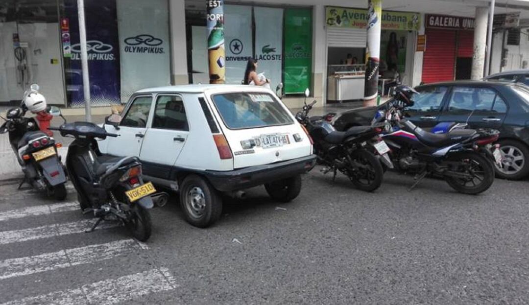 automóviles en zona de parqueo. 