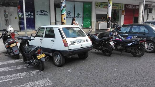 automóviles en zona de parqueo.