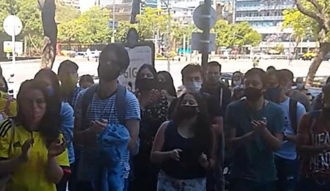 Colombianos en Argentina, sin poder regresar a sus ciudades de origen