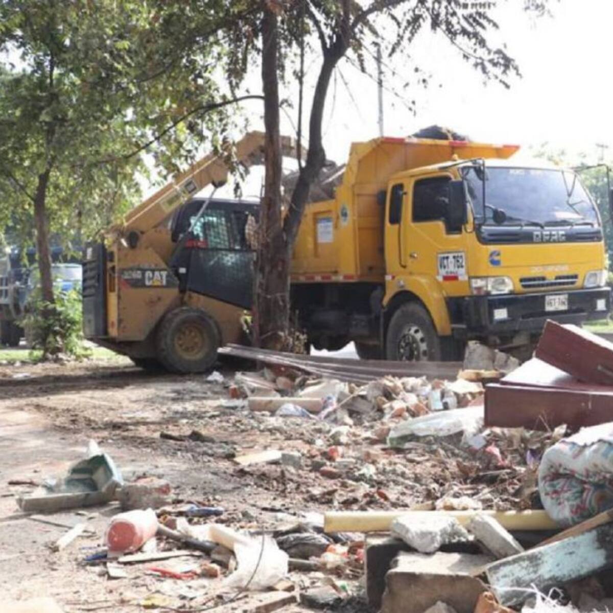 Cerca de 300 metros cúbicos de basuras y escombros a canales y sumideros